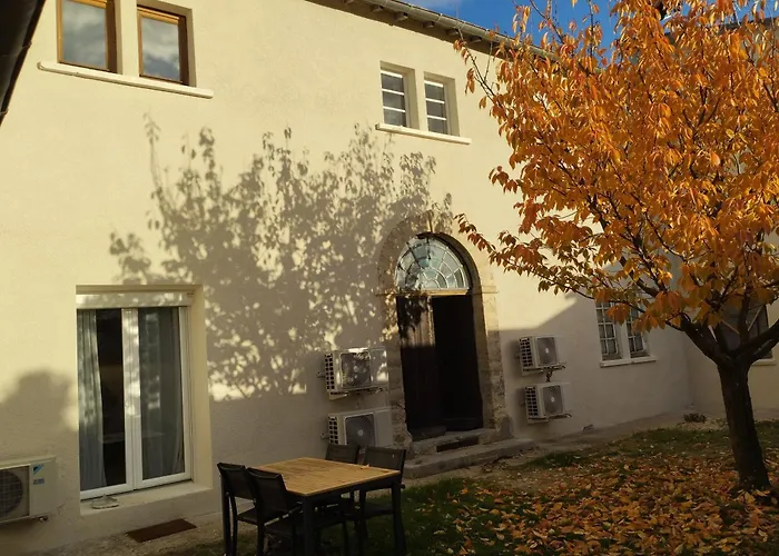 T2 Renove Avec Parking Prive A Proximite De Lyon