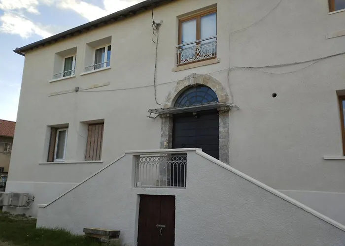 T2 Renove Avec Parking Prive A Proximite De Lyon