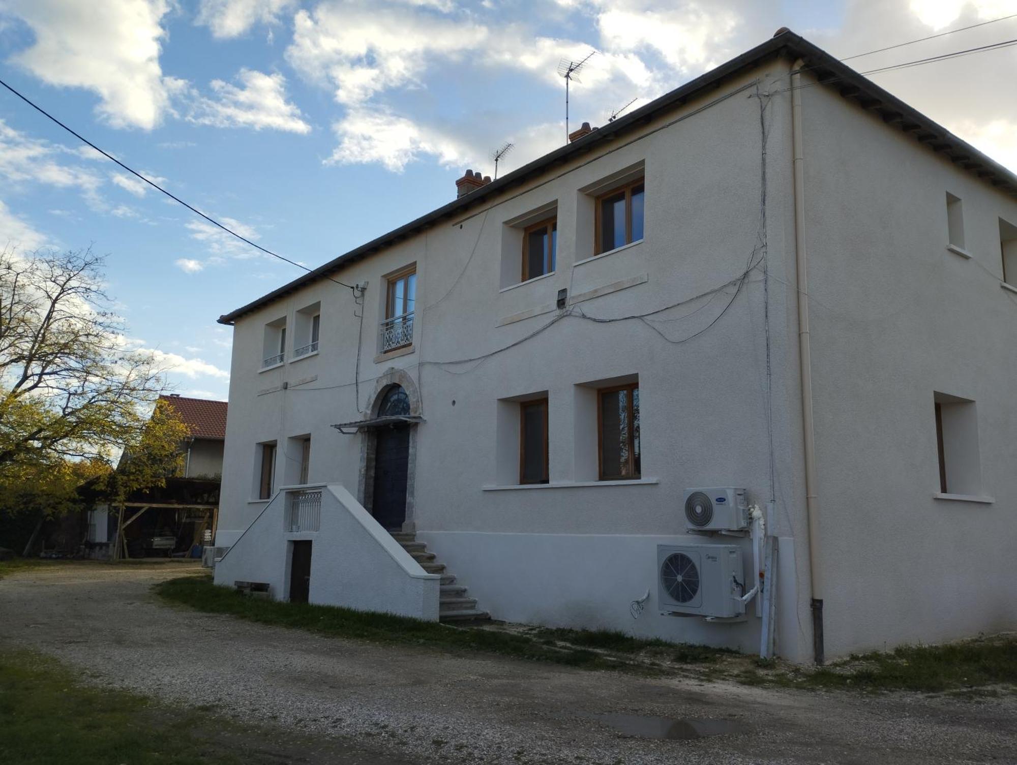 Appartement T2 Renove Avec Parking Prive A Proximite De Lyon *